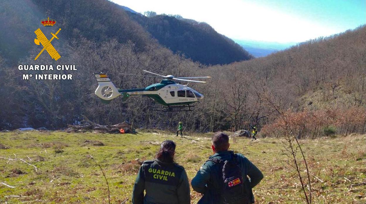 Un helicóptero de la Guardia Civil trasladó al ganadero hasta Los Navalucillos