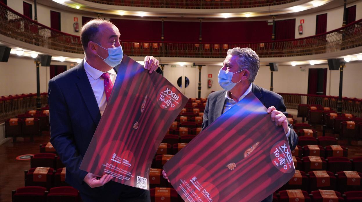 El presidente de la Diputación de Segovia, Miguel Ángel de Vicente, junto al diputado de Cultura, José María Bravo, durante la presentación el pasado octubre de la Muestra Provincial de Teatro de Segovia