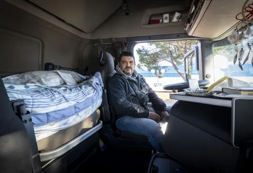Sergio, camionero de Malpica, en la cabina de su vehículo, donde ha dormido cuatro noches