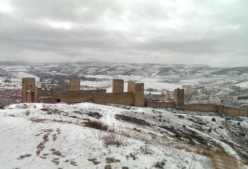 Vista de Molina de Aragón cubierta por la nieva, con el castillo en primer plano