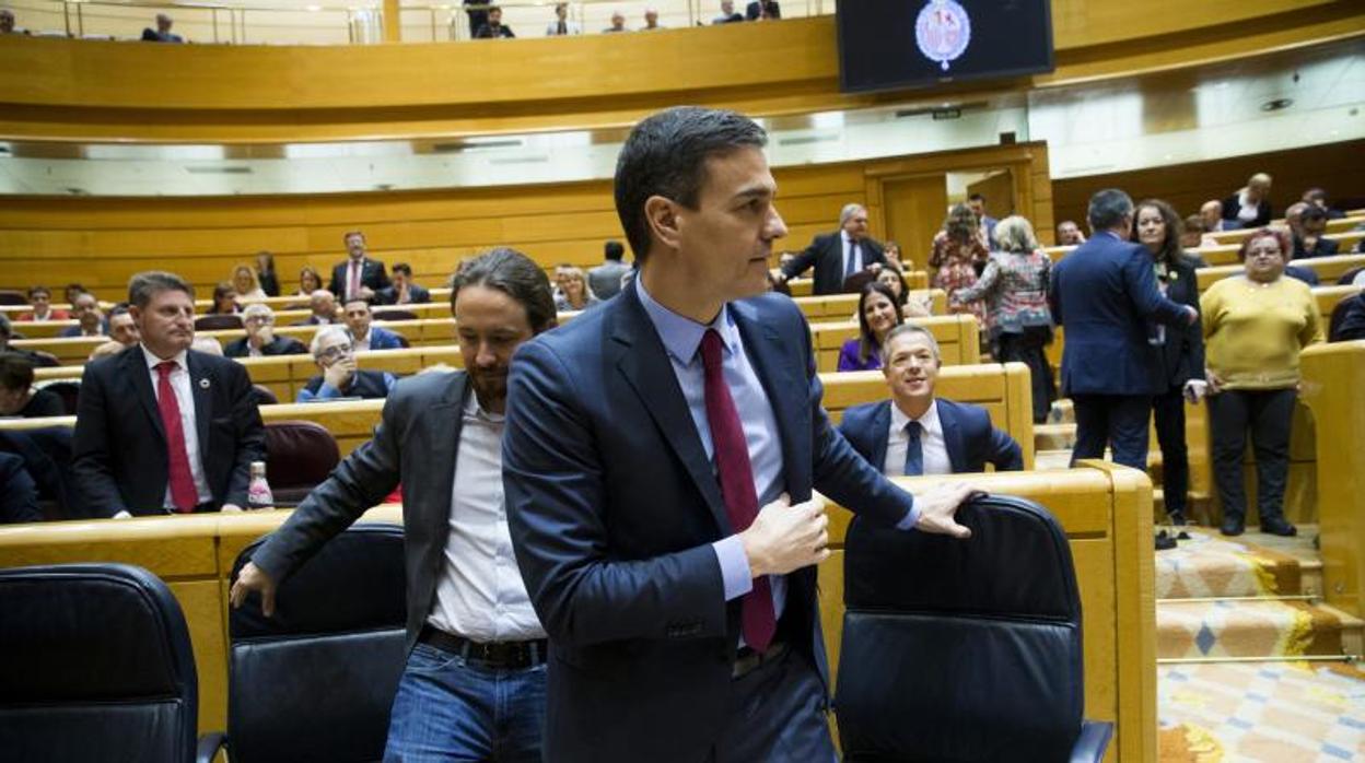 El presidente del Gobierno, Pedro Sánchez, y el vicepresidente segundo, Pablo Iglesias, asiste a la primera sesión de control en el Senado, hace casi un año