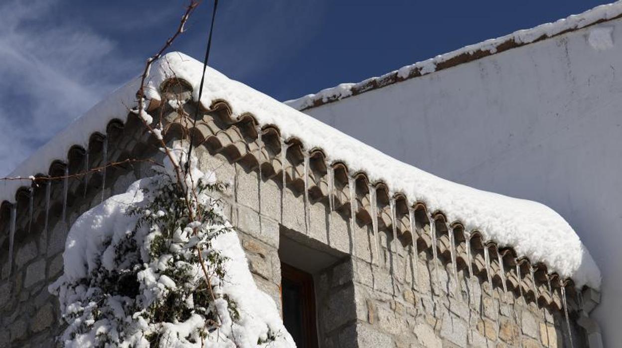 La acumulación de nieve en los tejados es uno de los factores que están revisando los técnicos, por si pudieran dar problemas