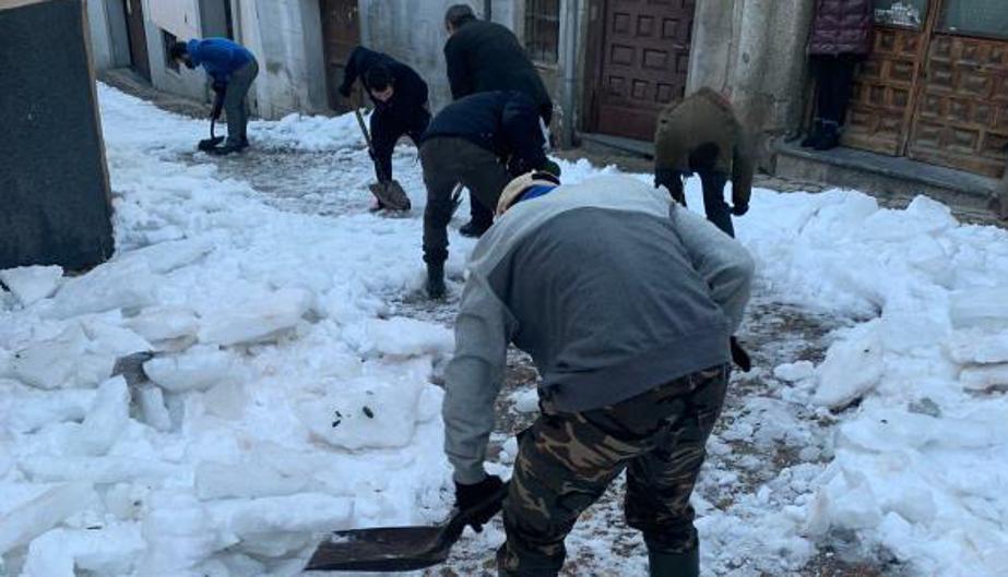 Cadenas humanas para quitar la nieve en los barrios de Toledo