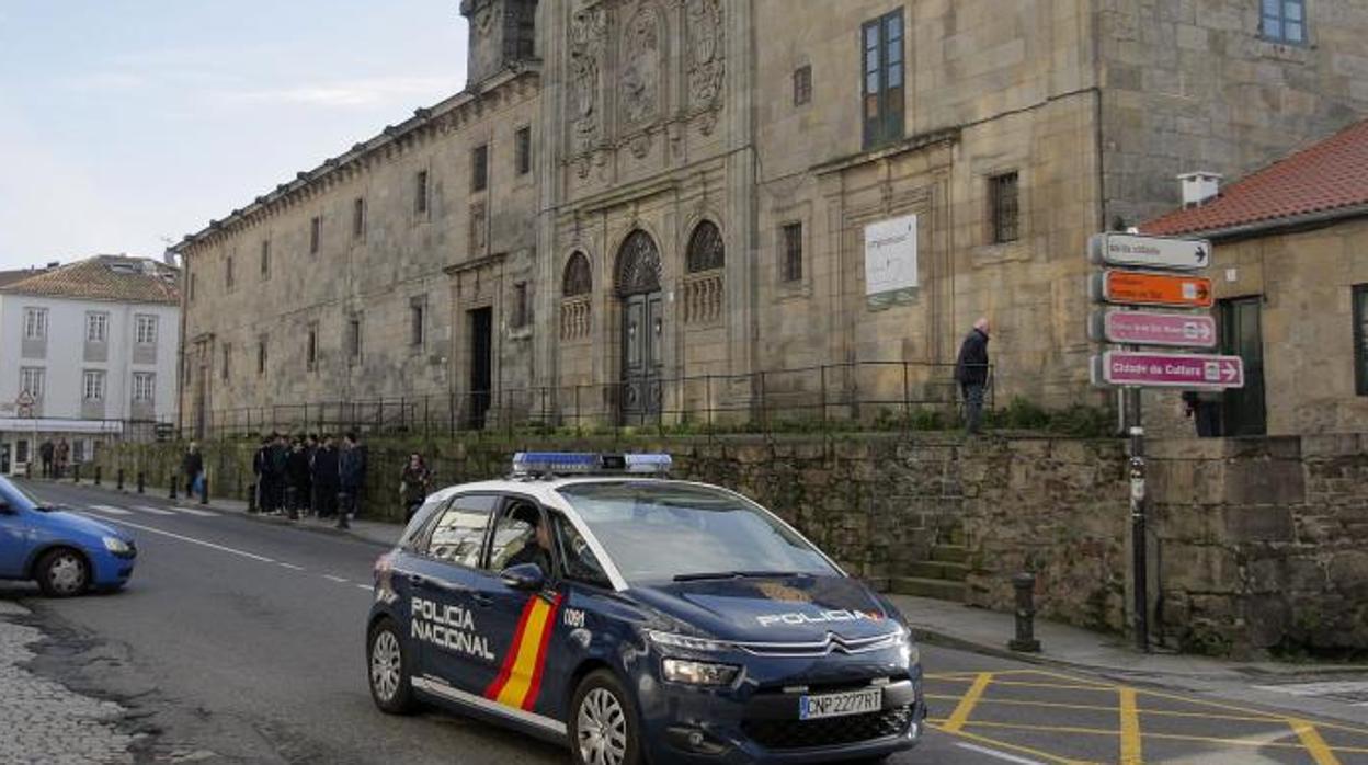 Un coche de la Policía Nacional en Santiago de Compostela en una imagen de archivo