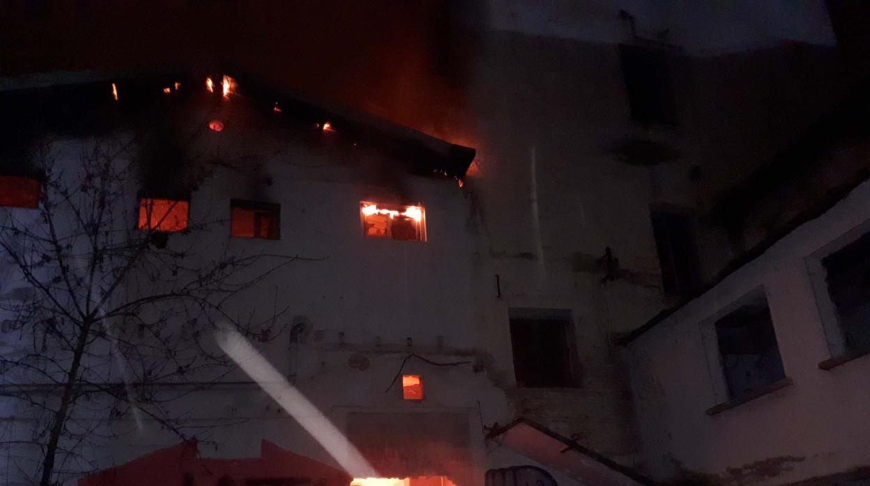 Imagen de las llamas en el interior del ediificio ya controlado despues de las labores de Bomberos y Policía Municipal