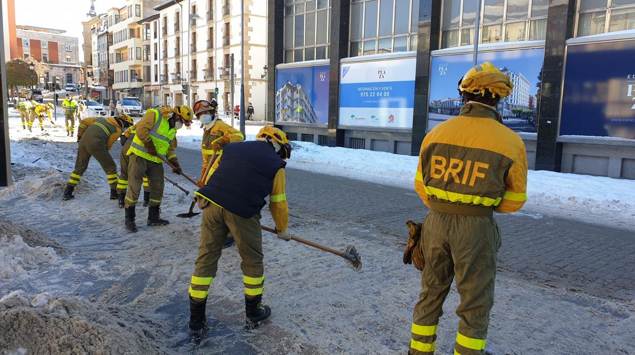 Brigadistas de la base de Lubia haciendo labores de limpieza en la capital soriana