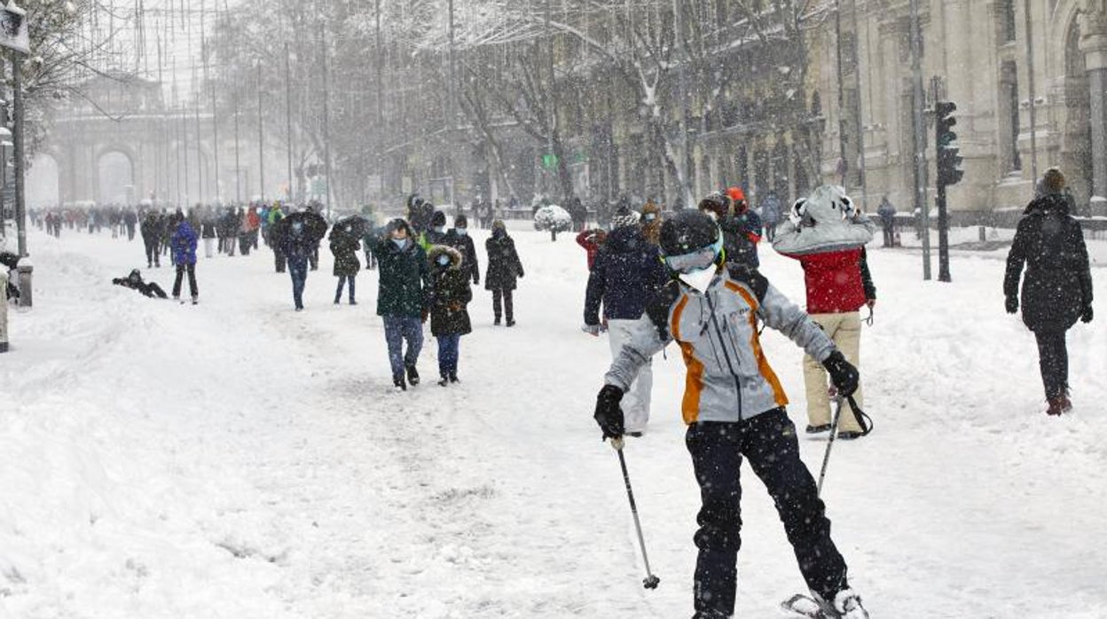 Un ciudadano esquía por la calle Alcalá, en Madrid, tras el temporal Filomena