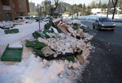 Algunas de las cajas de fruta afanadas, tiradas a un costado del bloque