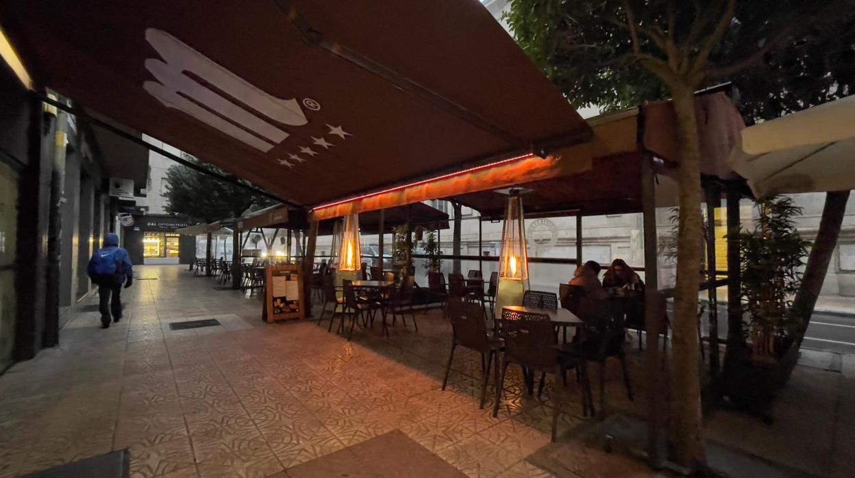 Terraza abierta en un bar con el interior del establecimiento cerrado por el Covid