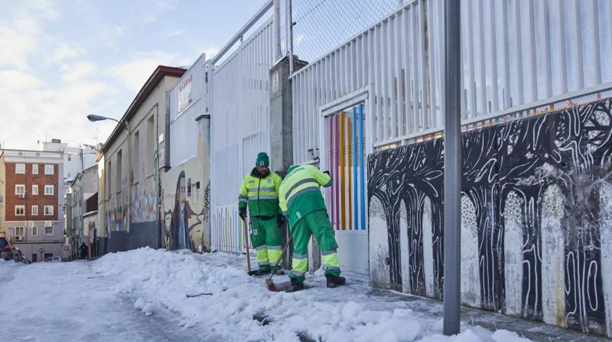 Entrada del colegio Lope de Vega, en Madrid, aún inaccesible/ FAPA pide celeridad para decidir si se retrasa el inicio de clases