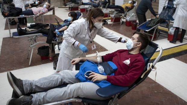 La primera campaña de donación de sangre en la Real Casa de Correos continúa hoy y mañana