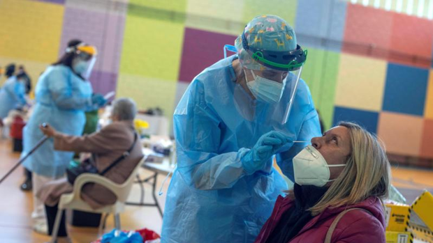 Galicia se instala en cifras no vistas hasta la fecha, con nuevo récord de contagios, y sin divisar el pico de la nueva ola