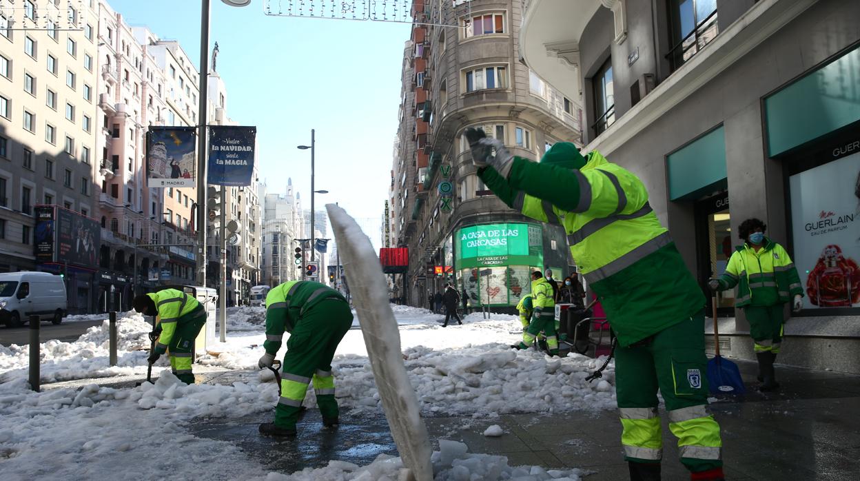 Operarios de limpieza trabajan, ayer, para quitar el hielo de las calles