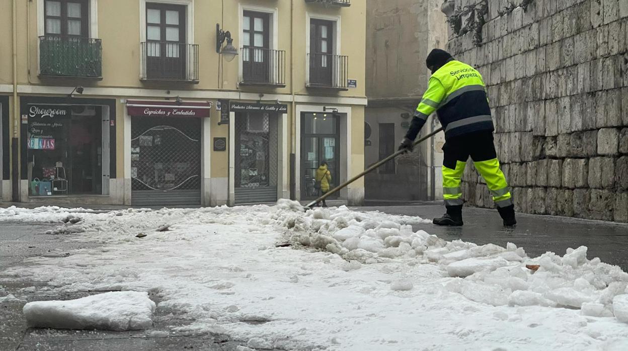 Un operario retira la nieve y el hielo junto a la Catedral de Valladolid