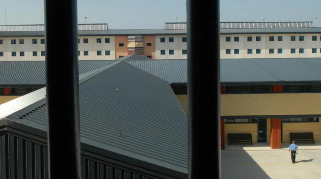 Cárcel de Puerto II, en Cádiz, de la que salen dos de los cuatro etarras acercados hoy
