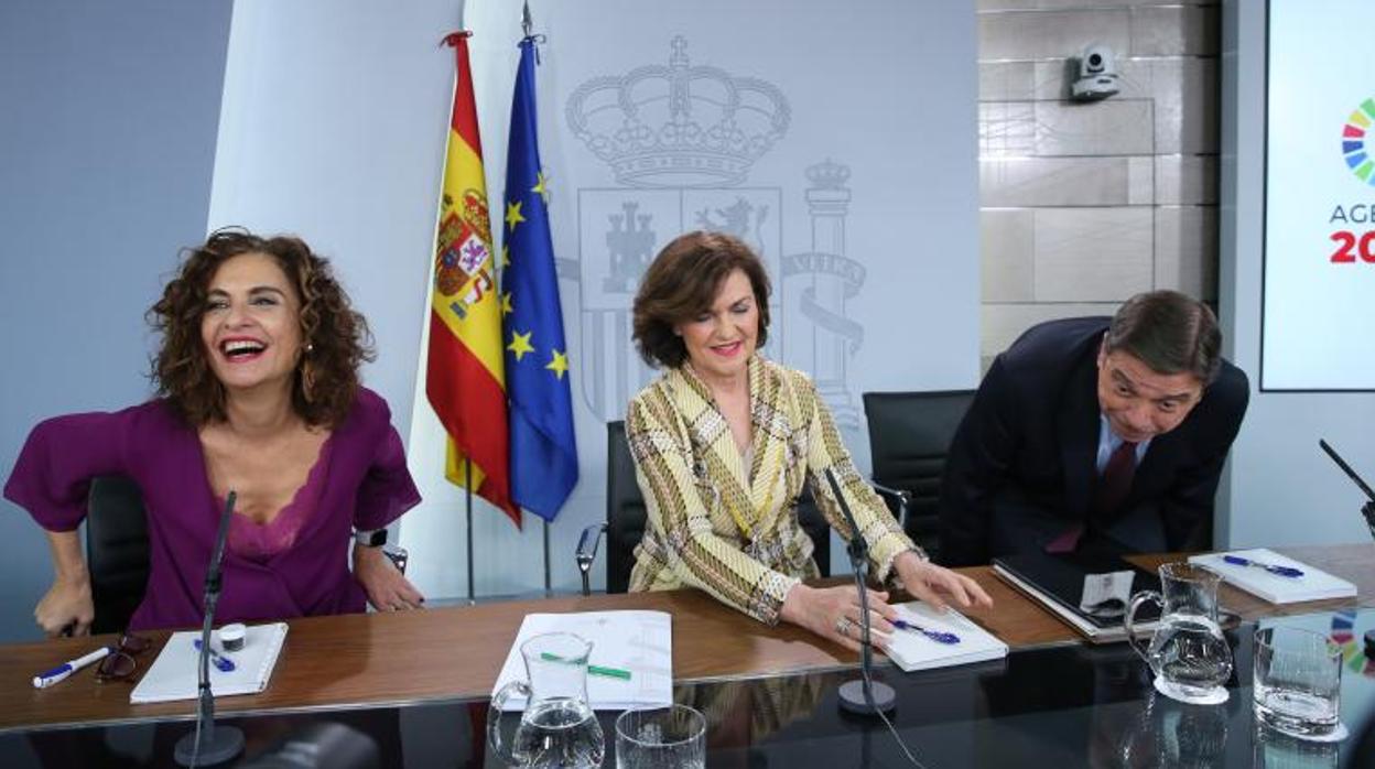 Los ministros María Jesús Montero, Carmen Calvo y Luis Planas, en La Moncloa