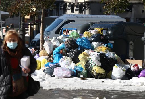 Contenedores repletos frente al Mercado de la Cebada, en La Latina