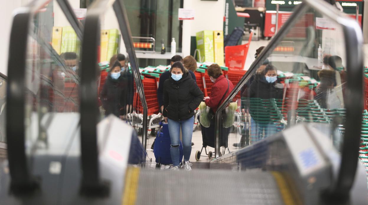 Un centro comercial de Santiago, bajo las nuevas restricciones, este pasado viernes