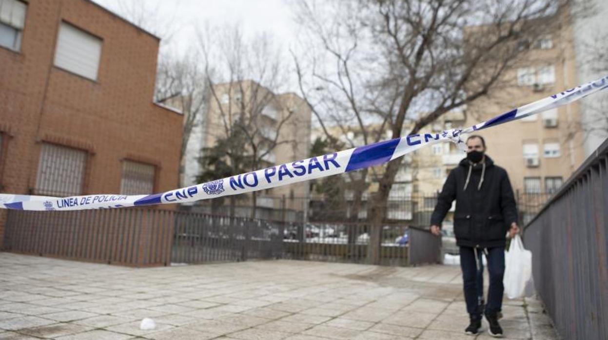 Un hombre pasa por el lugar del crimen, ayer por la mañana