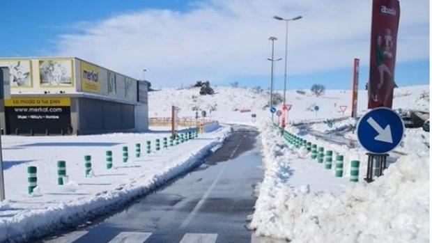 La Policía Local corta la entrada de vehículos en Luz del Tajo y la Abadía para evitar aglomeraciones