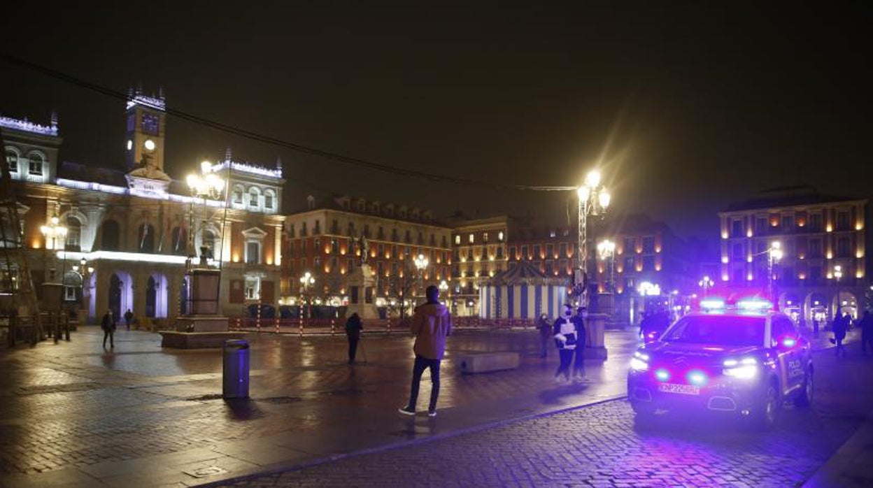 Una patrulla de la Policía Nacional en la Plaza Mayor de Valladolid
