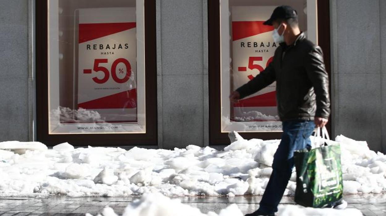 Un joven, de compras, el pasado jueves por el centro de Madrid