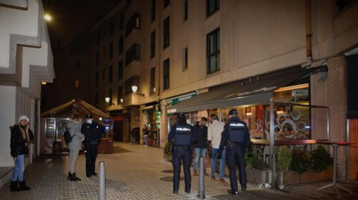 Vigilancia del cumplimiento del toque de queda en las calles de Valladolid