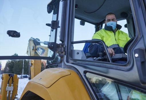 Jorge Molina, empleado de una obra cercana al campus de Alcalá, que ha trabajado desde el lunes para dejar libres los accesos al recinto universitario