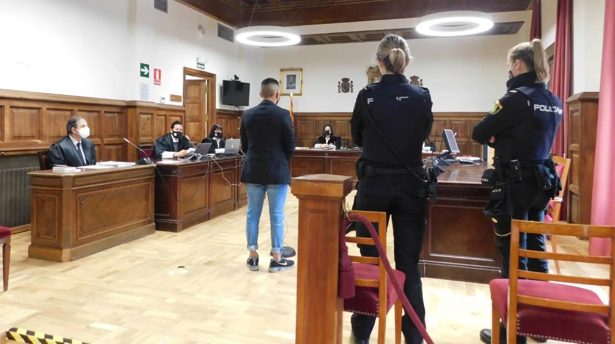 El condenado (de pie), durante el juicio celebrado en la Audiencia Provincial de Teruel