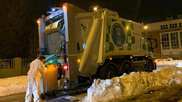 Retiradas 20.000 toneladas de basura en Madrid: el servicio estará normalizado «en dos días como mucho»