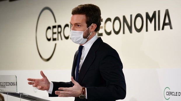 Casado reclama en Barcelona pasar página a la política de bloques en Cataluña sin revanchismo