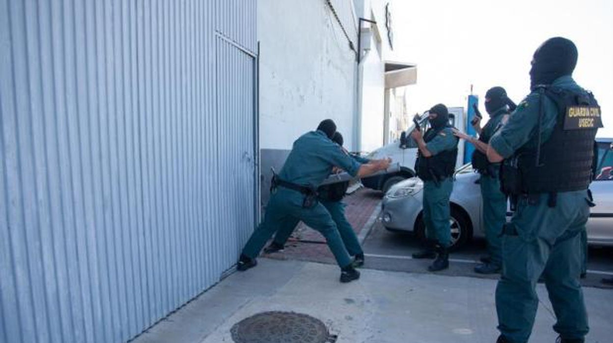 La Guardia Civil, en una imagen de archivo, en una de las operaciones contra la droga en la provincia de Cádiz