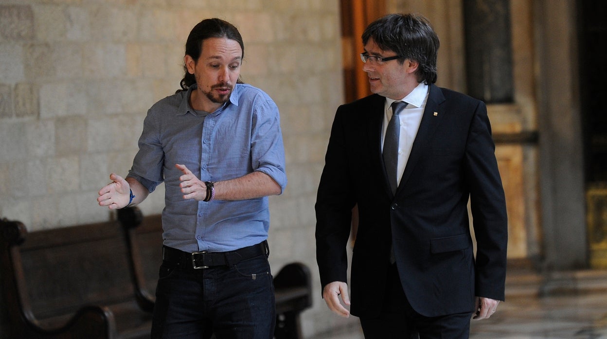 Pablo Iglesias y Carles Puigdemont, en 2016