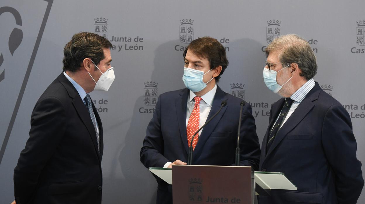 El presidente de la Junta de Castilla y León, Alfonso Fernández Mañueco, y el presidente de CEOE, Antonio Garamendi, acompañados por el presidente regional de CEOE, Santiago Aparicio, presentan el Plan Sumamos Salud+Economía