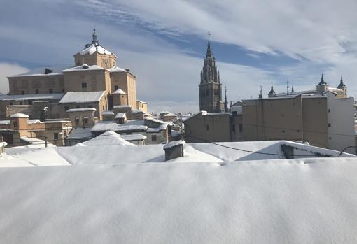 Entre los tejados nevados repunta la torre de la catedral