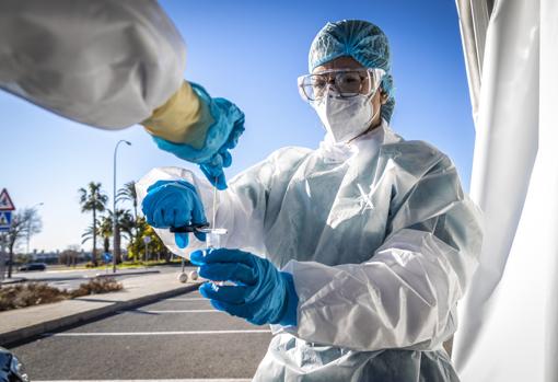 Imagen de la toma de muestras para realizar PCR en el Hospital de San Juan de Alicante