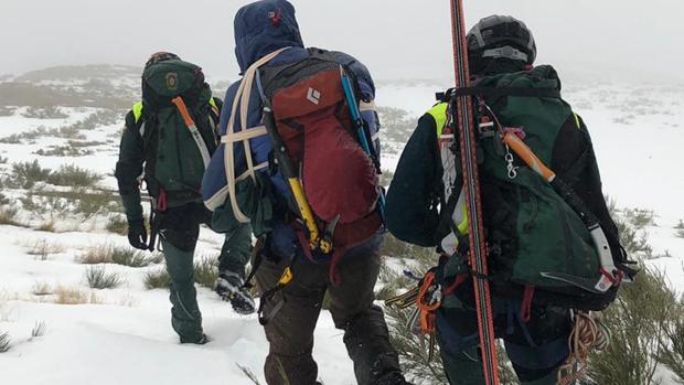 La Guardia Civil auxilia a una familia con una niña de 20 meses atrapada en su vehículo por la nieve en Burgos