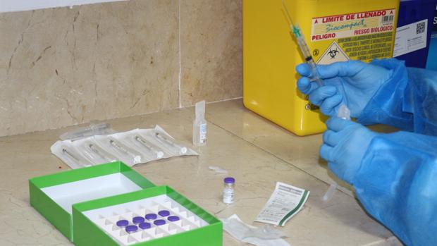 Los sanitarios se ven obligados a decidir a quién administran las vacunas contra el coronavirus que sobran