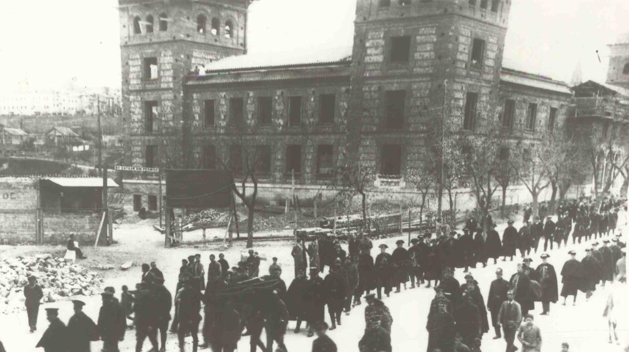 Traslado del cadáver del guardia de asalto, Juan Antonio Estera. el 10 de marzo de 1932. Falleció en un conflicto obrero por disparos realizados desde el edificio en obras de la Normal que aparece al fondo. Archivo Municipal de Toledo. Colección Luis Alba