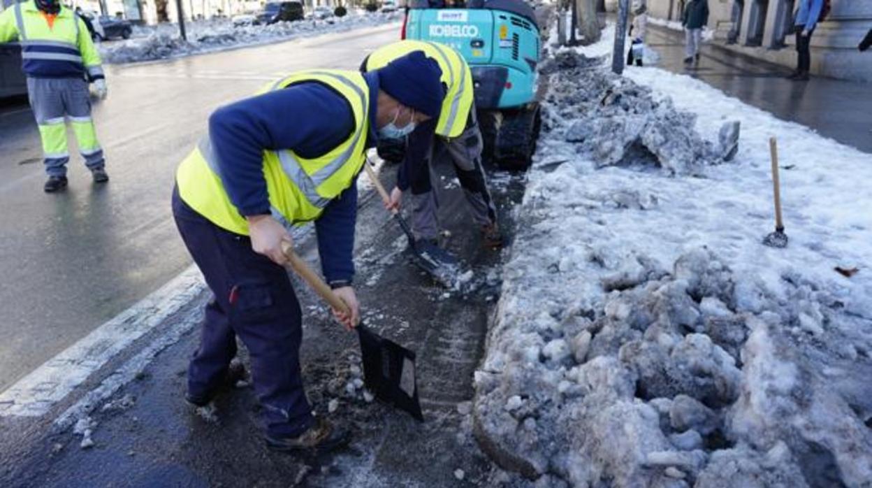 Operarios limpiando la nieve dejada por el temporal Filomena en Madrid