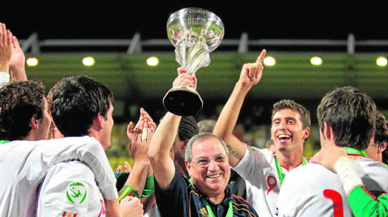 Meléndez levanta el trofeo de campeón del Europeo sub-19 de 2011
