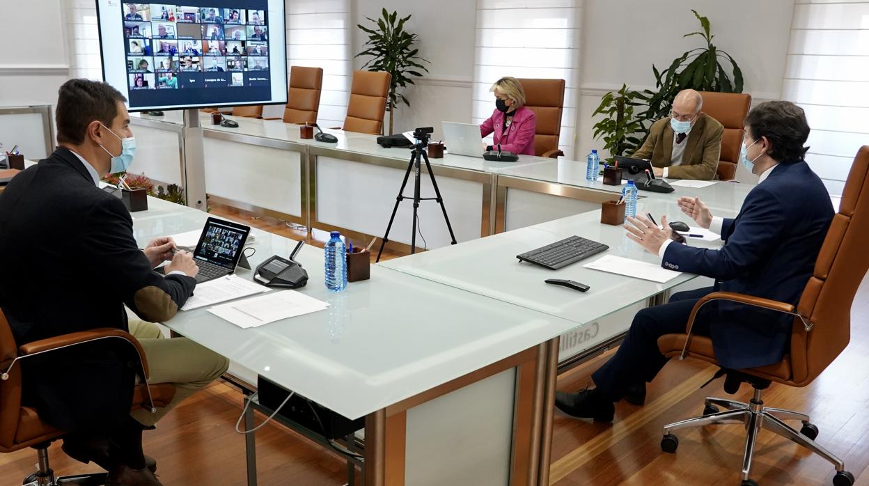 El presidente de la Junta, Alfonso Fernández Mañueco, se reunió el pasado viernes con los alcaldes de los municipios de más de 20.000 habitantes y los presidentes de diputaciones provinciales para abordar nuevas medidas contra el Covid