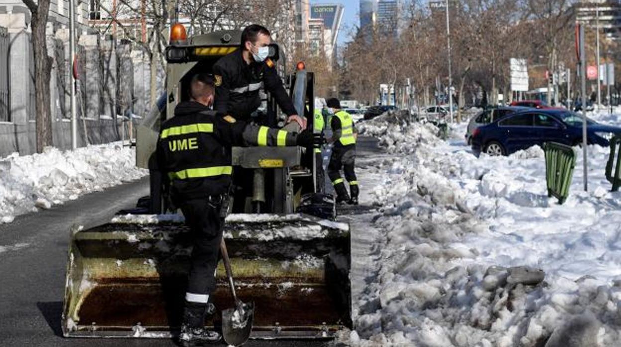 Miembros de la UME trabajan para despejar la calzada en el paseo del a Castellana tras el paso de Filomena