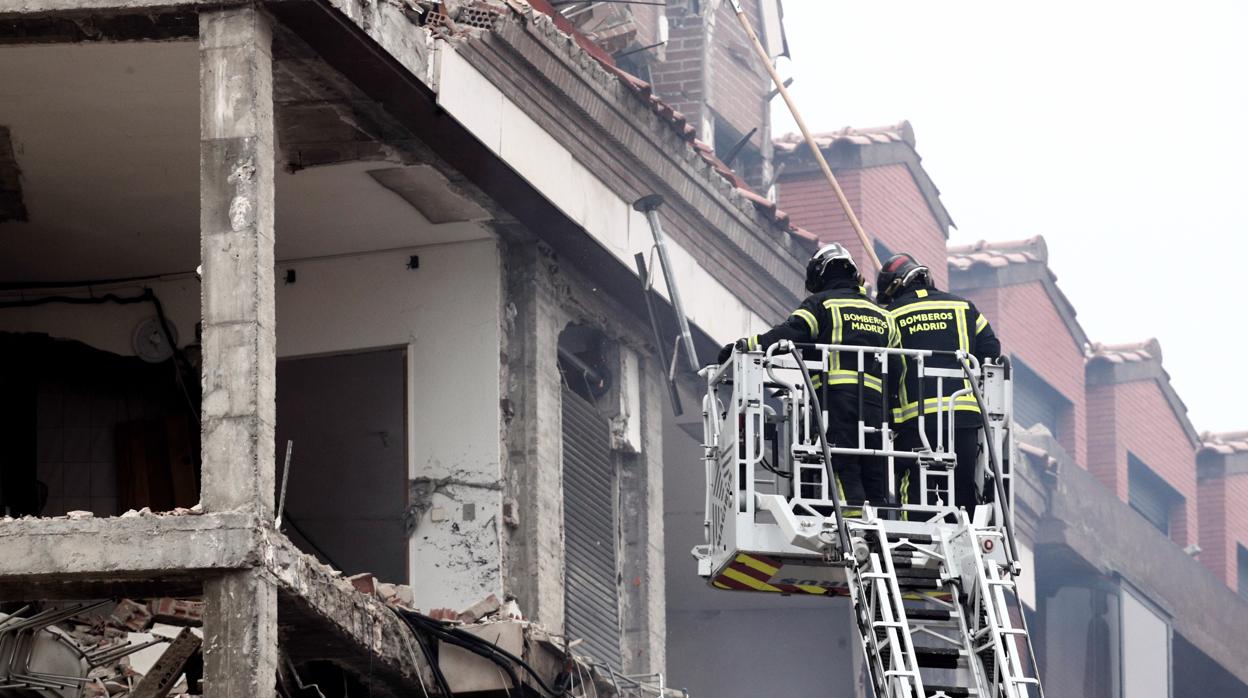 Dos bomberos trabajan en el inmueble momentos posteriores a la explosión