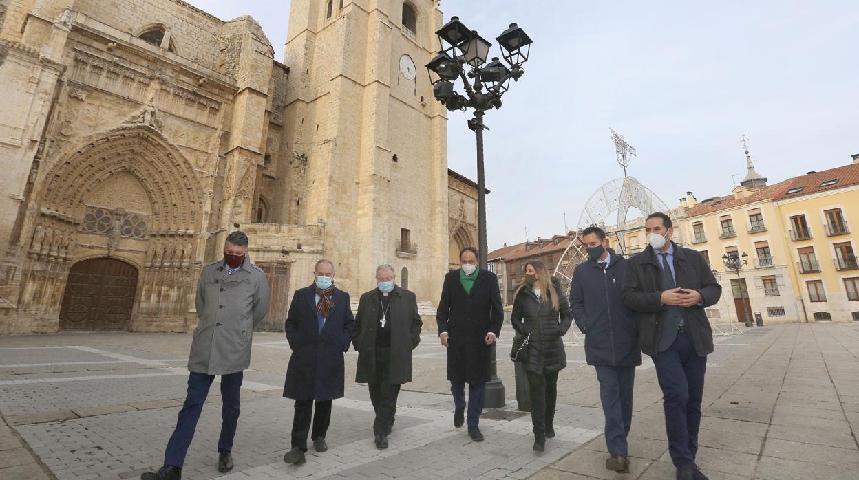 El alcalde de Palencia, Mario Simón (D); y la concejal de Cultura, Turismo y Fiestas, Laura Lombraña, reciben al alcalde de Burgos, Dani de la Rosa (2D); su vicealcalde, Vicente Marañón (I); y el obispo Manuel Herero (3I), visitan la catedral palentina con el objeto de poder establecer sinergias al coincidir los centenarios de las catedrales de las dos ciudades