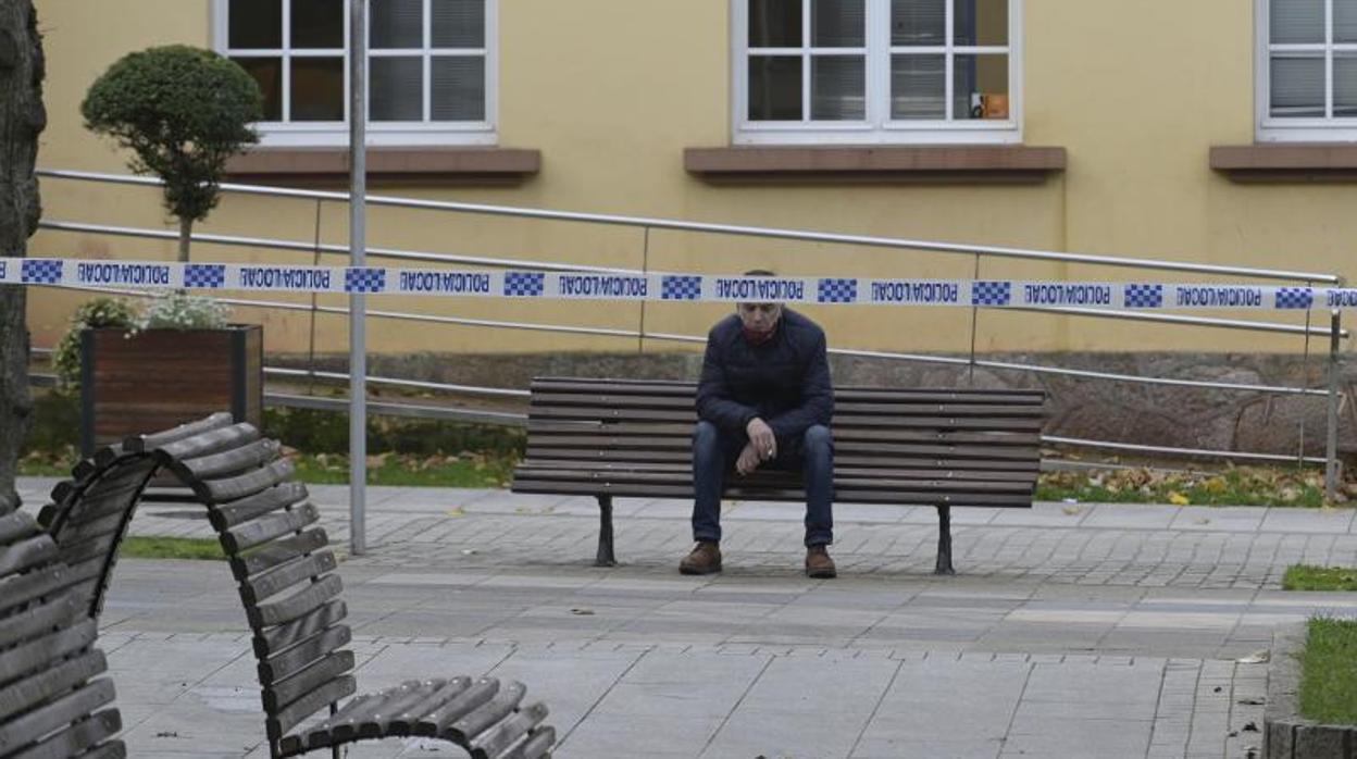 Un hombre, sentndo en un banco, en una imagen de archivo