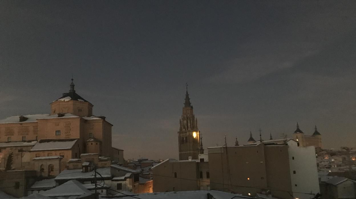 Ls estrella brilla sobre el Casco Histórico de Toledo desde la torre de la catedral