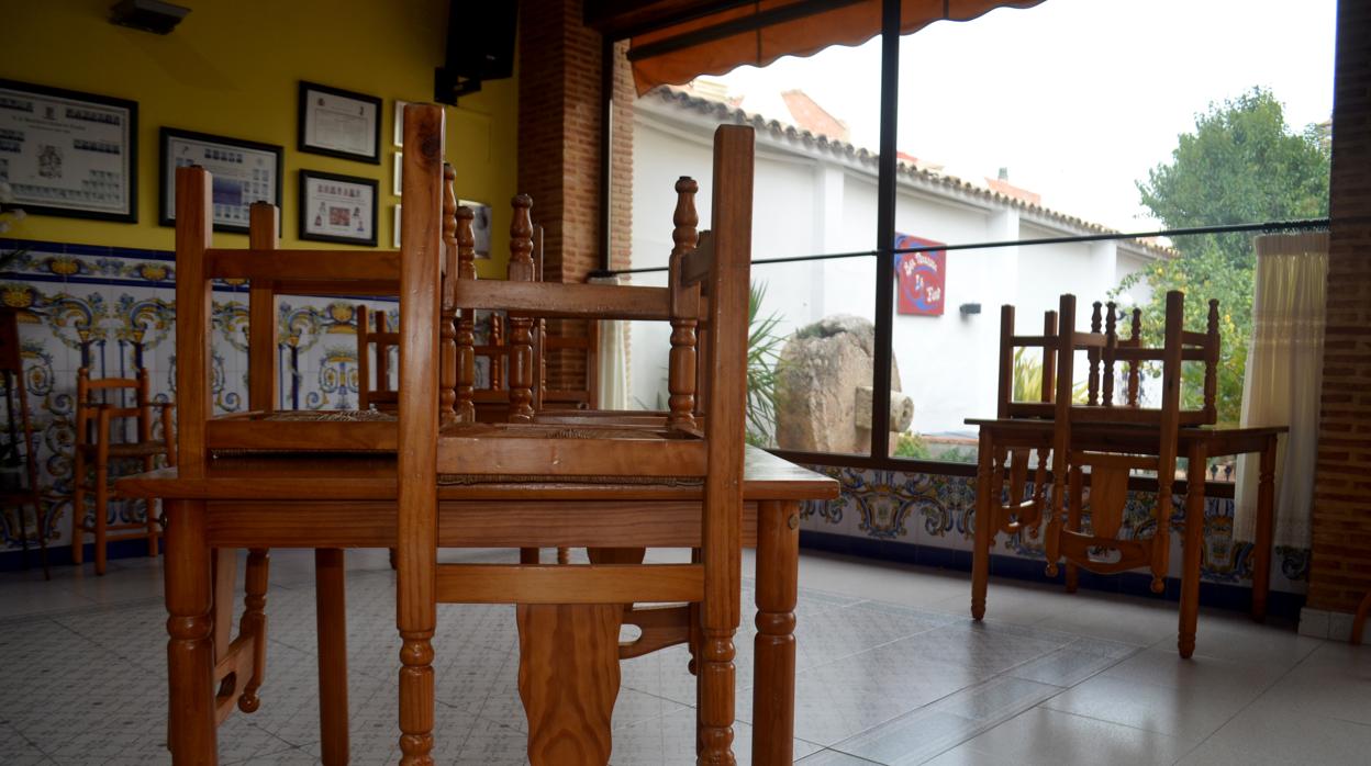 Imagen de un restaurante preparado para cerrar sus puertas tras el decreto de la Generalitat