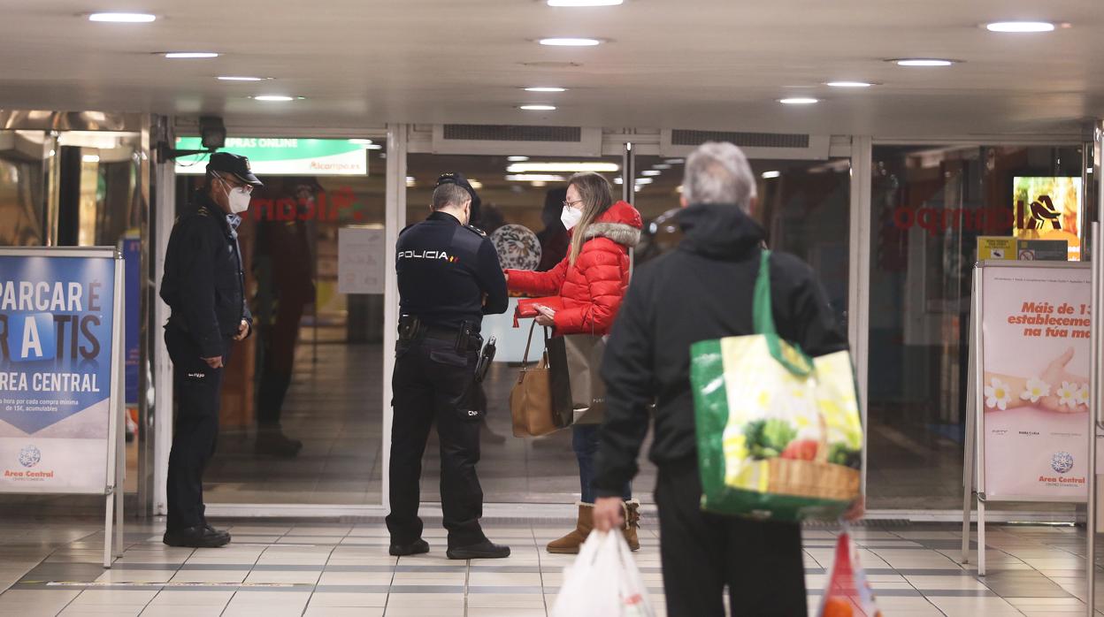 Controles de vigilancia en un centro comercial compostelano esta semana