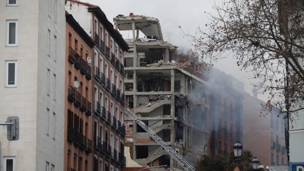 El peligro por un embolsamiento de gas impide a los bomberos entrar en el edificio, ahora en llamas